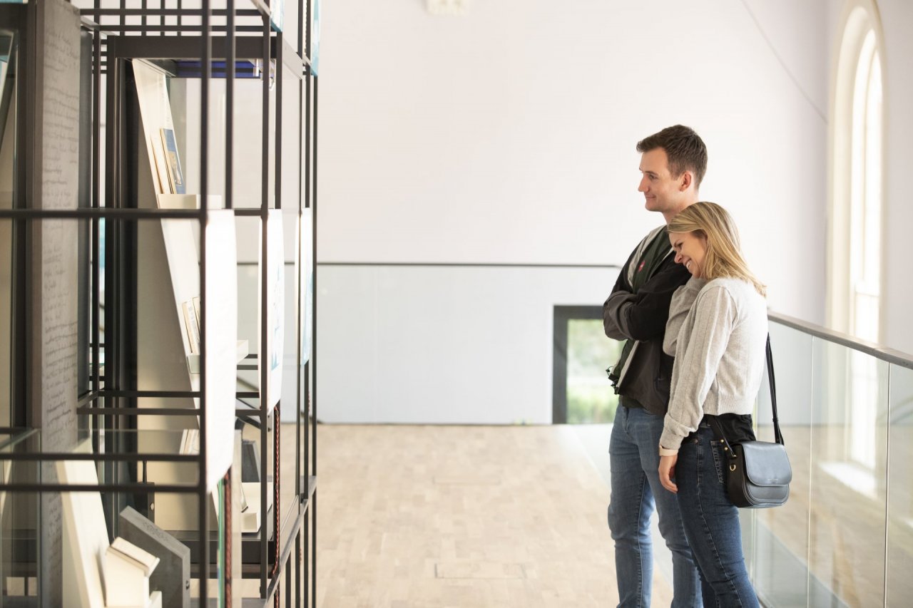 couple-enjoying-moli-exhibition