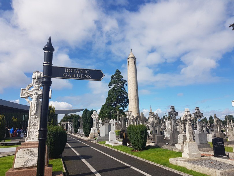 walkway-glasnevin-cemetery-botanic-gardens